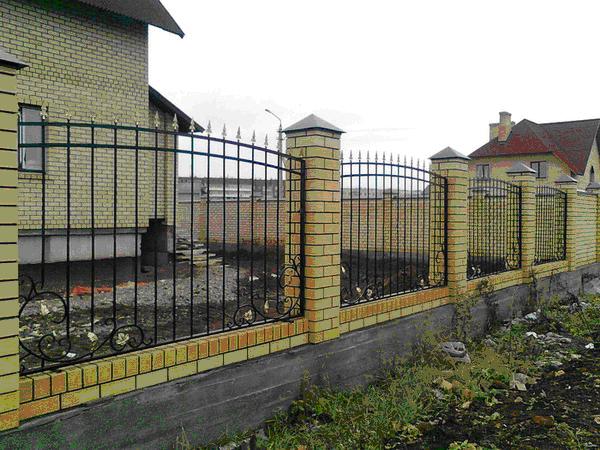 Кованый забор 4300 рублей за квадратный метр.